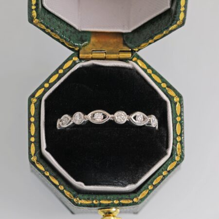 Alternating Diamond Motif Band