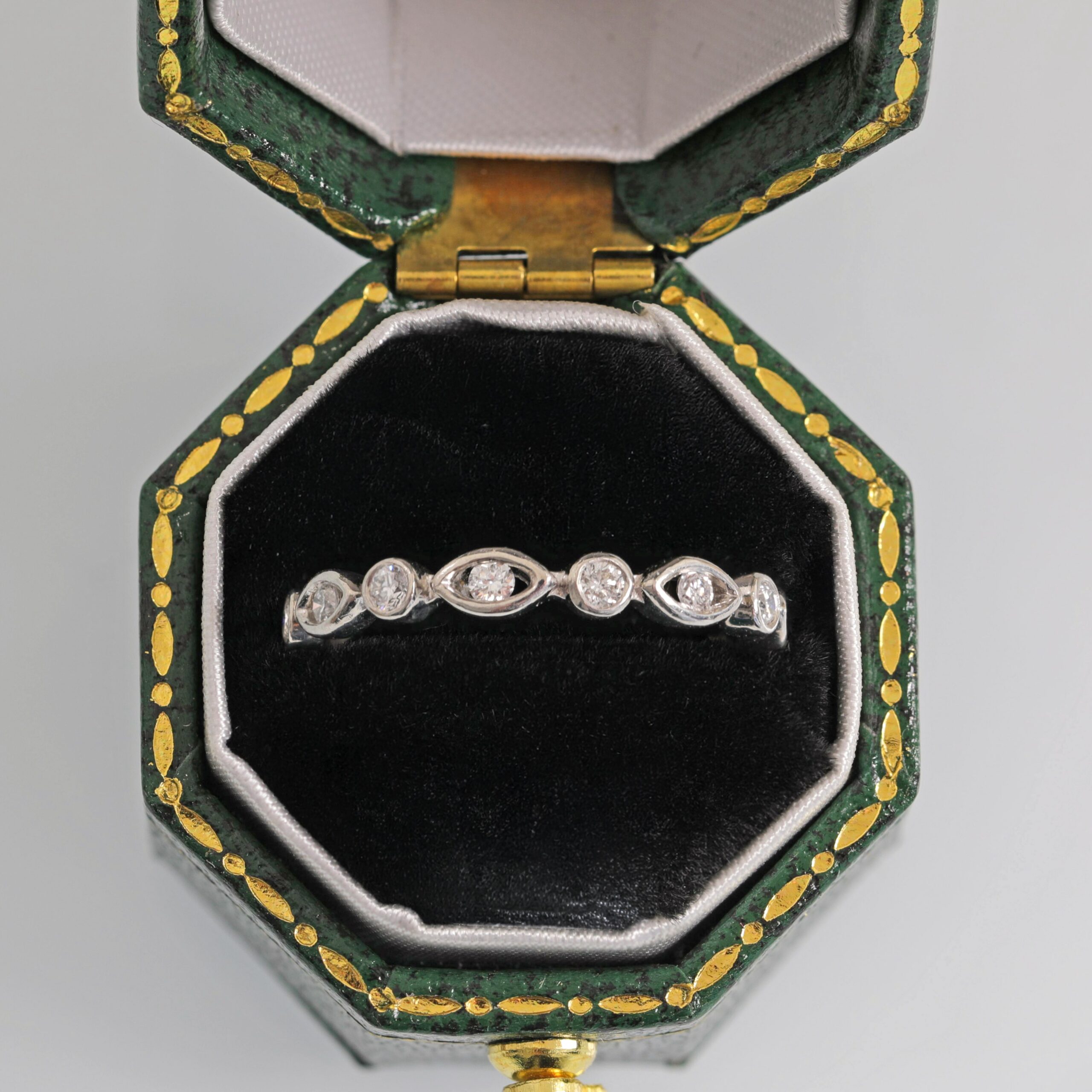 Alternating Diamond Motif Band